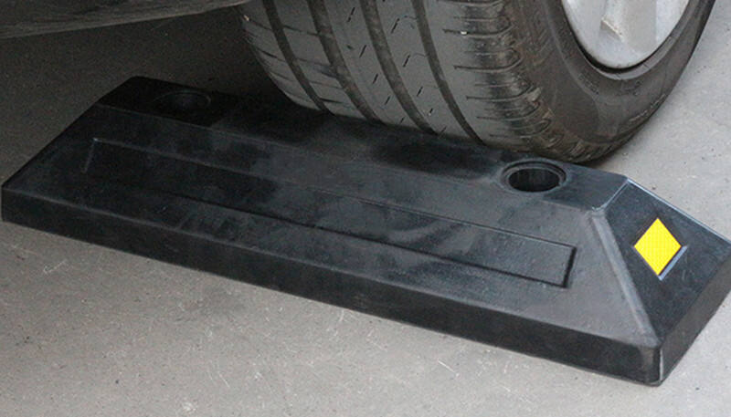 Automotive Car Wheel Stopper Rubber Parking Lot Equipment Parking Block Wheel Stop for Truck supplier