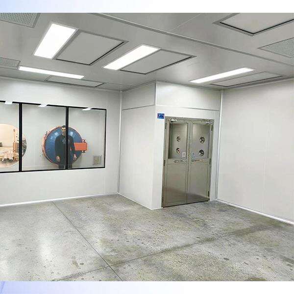 कक्षा 100 साफ कमरों में विशेष उपकरणों और परिधानों का उपयोग