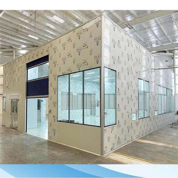 Service haut de gamme dans une installation moderne de salle propre ISO 6