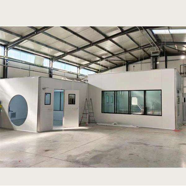 Augmentez la productivité et réduisez au minimum les risques de contamination grâce à nos solutions de salles propres ISO 10000.