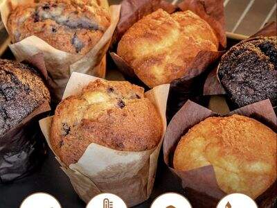 Nyårsvinnglasser: plastkopper med glitertillegg