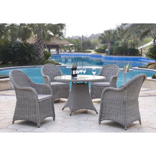 Crea un acogedor lugar para comer al aire libre con una versátil mesa redonda de patio