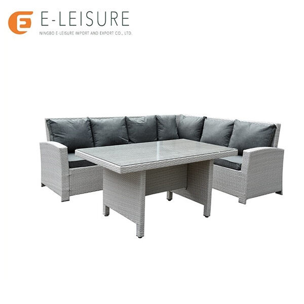 Crea un rincón acogedor para comer en tu patio trasero con una nueva mesa se