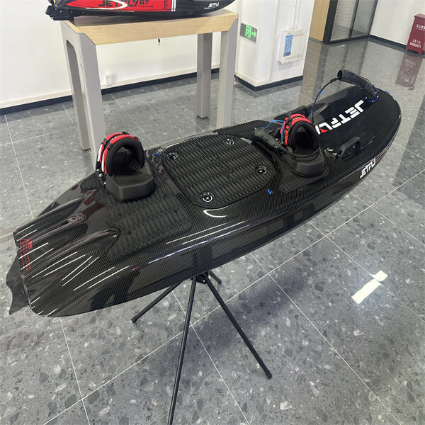 Objevujte nová místa pro surfování a vlny pomocí motorizované surfové desky.