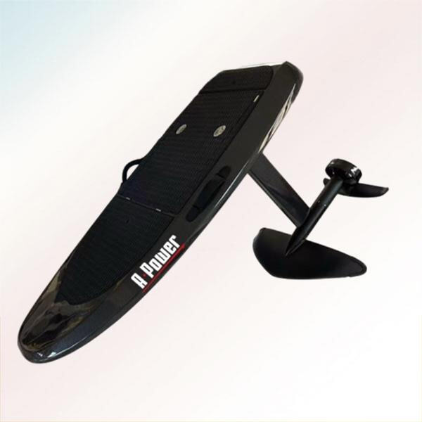 Njut av friheten att åka vågor utan behovet av paddling, tack vare en eldriven surf foil board.