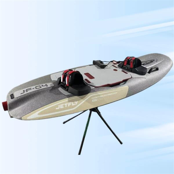 フォイルサーフボードの電動機能を使って水上でさらに遠く、速く進みましょう