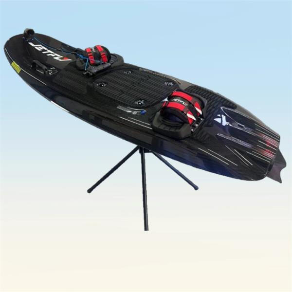 Res sentez l'adrénaline monter alors que vous glissez sans effort sur une planche à moteur à jet d'eau