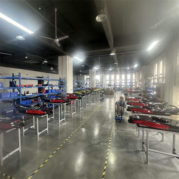 Využijte sílu oceánu s technologií elektrického surfboardu s hydrofoilem