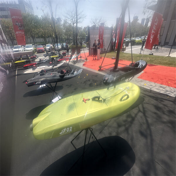 Verlaag je koolstofvoetafdruk terwijl je in stijl vaart met een elektrische wakeboat