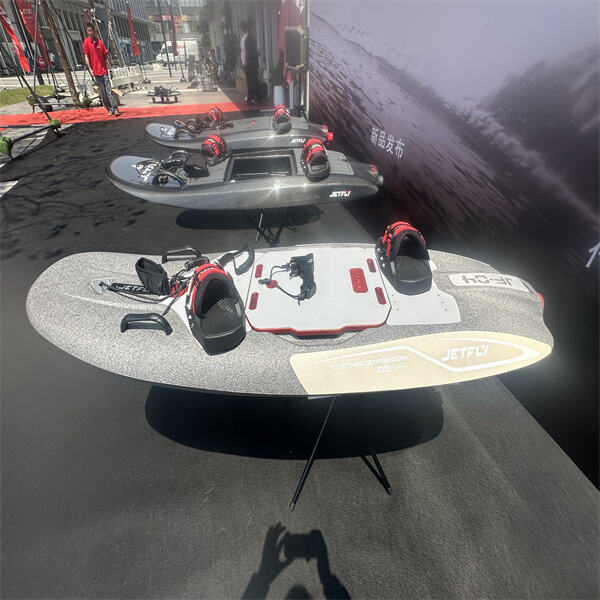 Sluit aan bij de elektrische wakeboat revolutie en surf op een duurzame manier