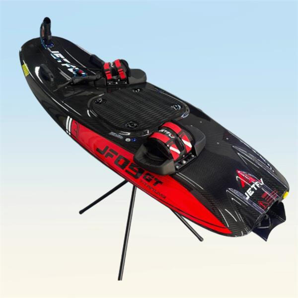 استكشف إمكانيات رياضة التزلج بالأجنحة المحركَة وارتقِ بتجاربك على الشاطئ إلى مستوى جديد تمامًا