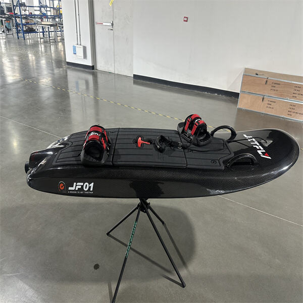 Zlepšete své dovednosti na vlnách díky pokročilé technologii elektrických hydrofoilových surf desek