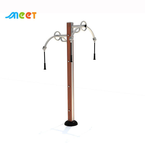 ได้รับการออกกำลังกายแบบเต็มร่างกายในธรรมชาติที่สวยงามด้วยอุปกรณ์ออกกำลังกายในสวนสาธารณะ