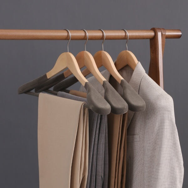 Vaarwel zeggen aan gekreukte pakken met fluwelen hangertjes