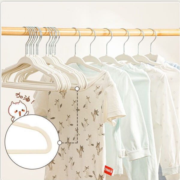 Organisiere das Schränkchen deines kleinen Schatzes mit stylishen Samtkleiderbügeln