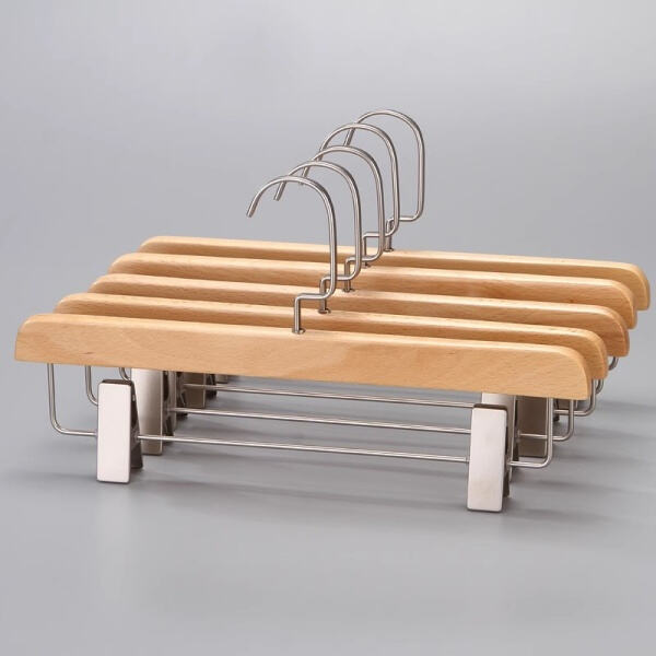 Verleihen Sie Ihrem Schrank einen Hauch von Eleganz mit Holzbügeln für Ihre Hosen.