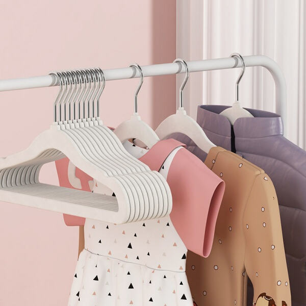 Mach Anziehen Spaß und einfach mit Samtkleiderbügeln für Kinder