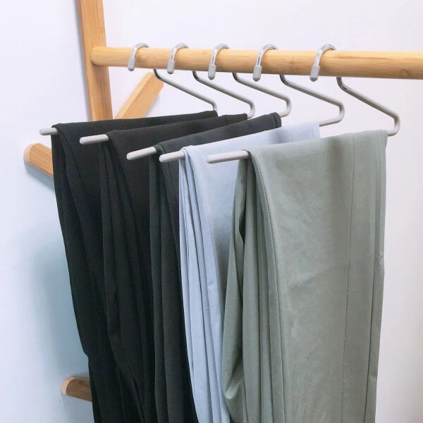 Kleine Kleiderbügel für winzige Kleidungsstücke