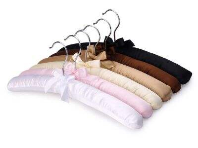 ความน่าสนใจของไม้แขวนเสื้อซาตินในตู้เสื้อผ้าสมัยใหม่