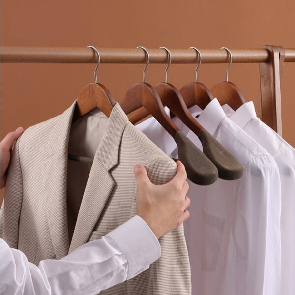 Oranjeer uw kleding op stijlvolle wijze met fluwelen pakhangertjes