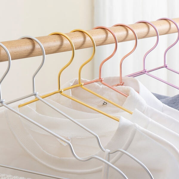 Discover the different types of garment hangers for your wardrobe needs