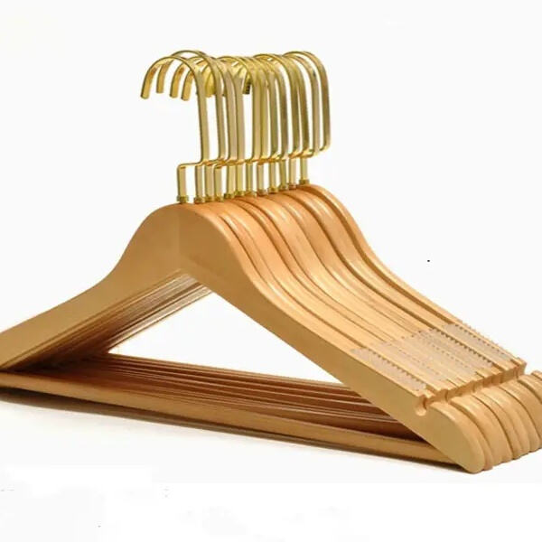 Povedzte adešto neporiadku v škatuliach s našou ponukou věšačiek na odevy na predaj