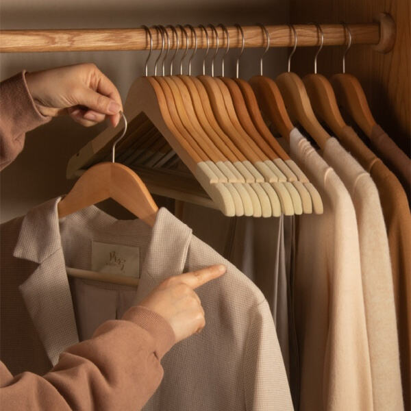 Sagen Sie Abschied von Falten und unschönen Buckeln mit Samt-Kleiderbügeln