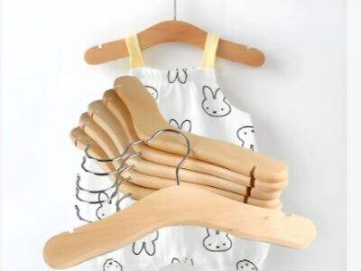 Wooden Top & Shirt Hangers: Preventing Shoulder Bumps on Garments