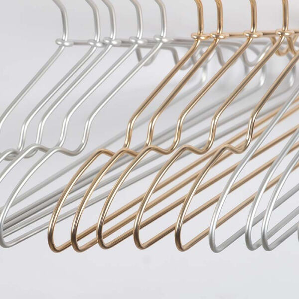 Perchas Doradas para un Toque de Elegancia