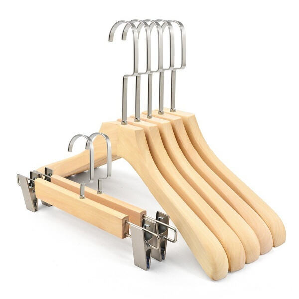 Modernisieren Sie Ihren Schrank mit robusten Holzbügeln für Ihre Hosen.