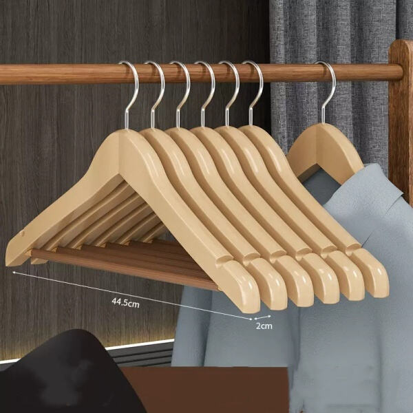 Halte dein Schrank Fach mit Kleider-Holzbügeln ordentlich und aufgeräumt