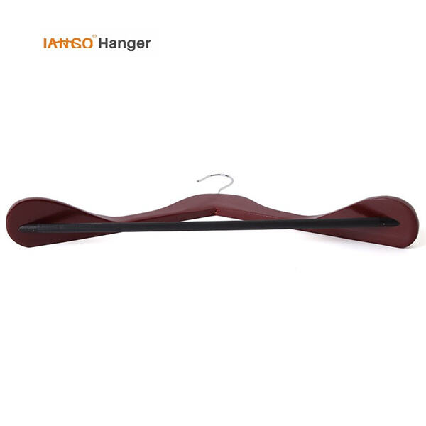 Añada un toque de sofisticación con perchas de madera oscura en su armario