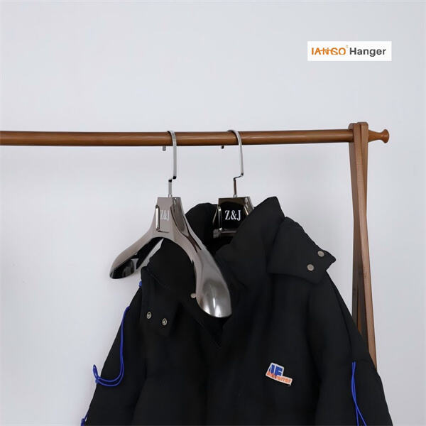 Desain yang Serbaguna dan Elegan dari Black Coat Hangers