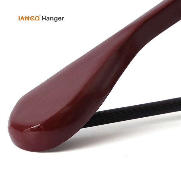 Eleve su vestuario con perchas de lujo de madera oscura