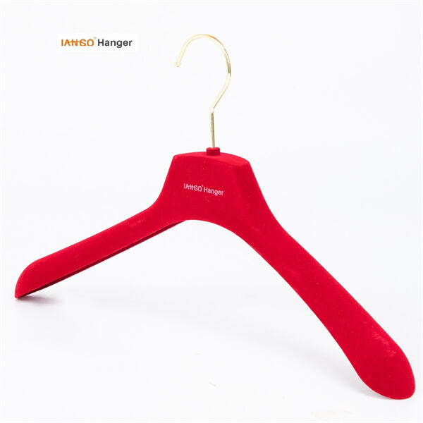 색상 있는 플라스틱 옷걸이로 옷장을 밝고 정돈되게 유지하세요