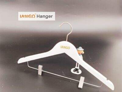 Perchas de madera: Eleve la estética de su armario con belleza natural