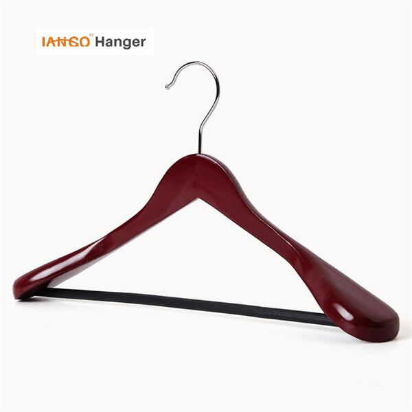 Actualice sus soluciones de almacenamiento con perchas de madera oscura