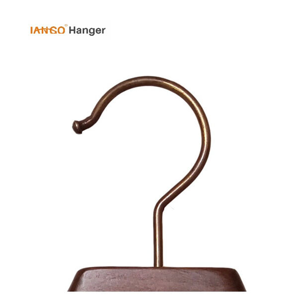 패딩 처리된 블라우스 옷걸이로 어깨 처짐 방지하기