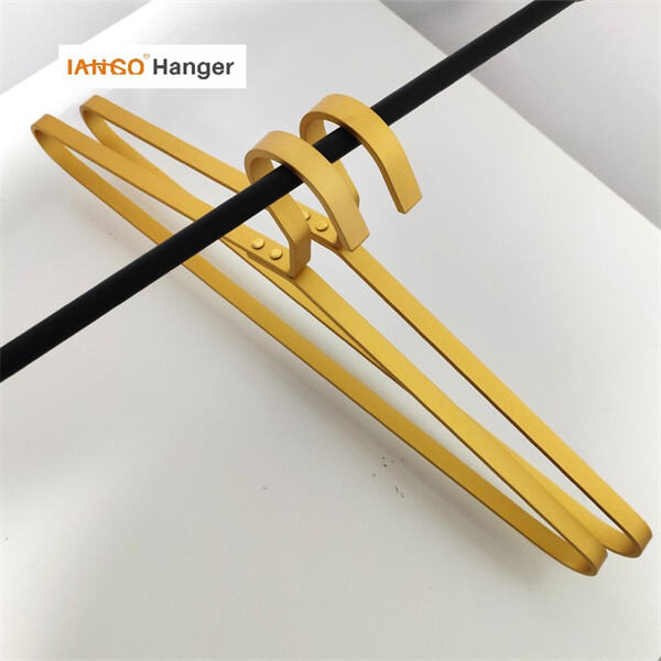 Móc treo quần áo hợp thời trang cho tủ đồ phong cách