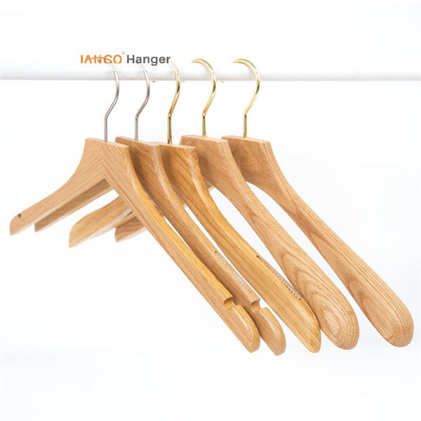 أواعٍ فاخرة من المخمل لتعليق الملابس للبائعين ذوي المستوى الرفيع