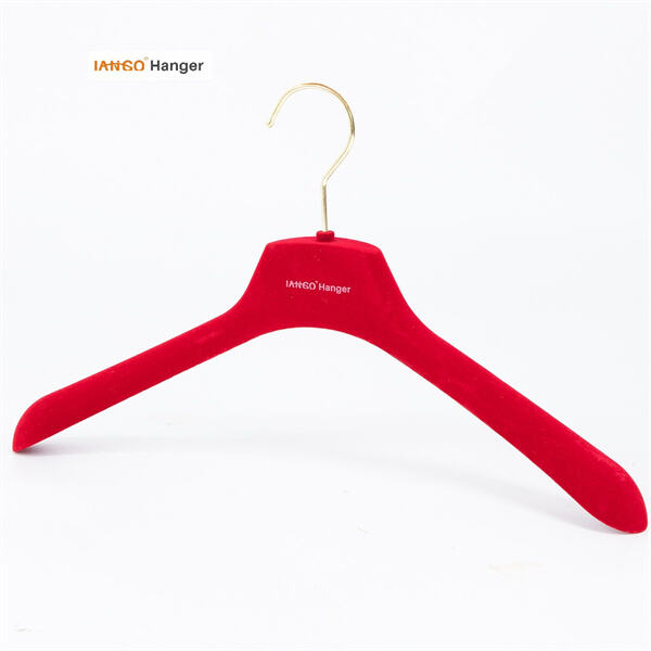 색상이 있는 옷걸이로 지루한 옷장 수납에서 벗어나세요