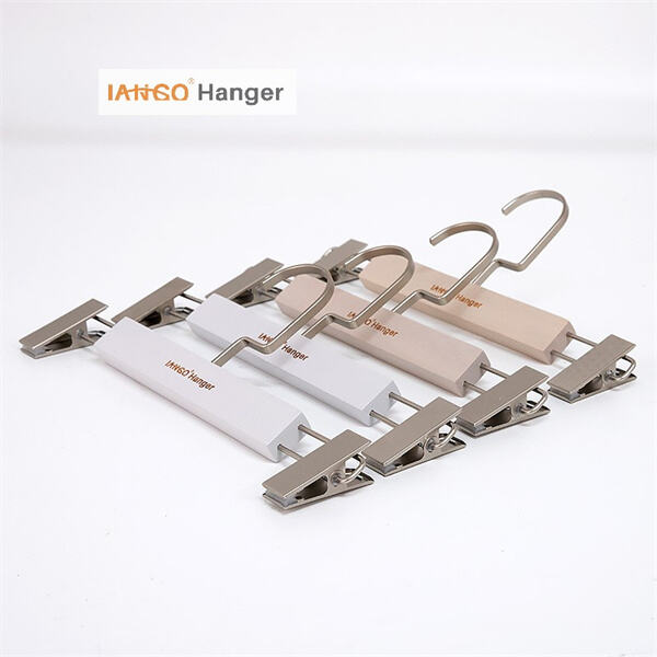 Actualice su exhibición minorista con perchas comerciales profesionales para ropa