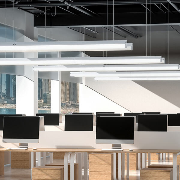 حوّل مكتبك إلى مساحة مشرقة وودية باستخدام مصابيح السقف الخطية LED