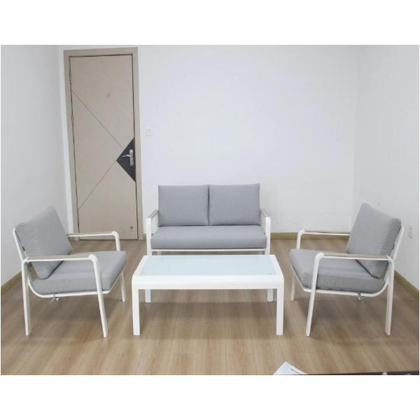 Riitä iloisesti tyylikkäässä ja mukavassa kaarevassa terassin sohvassa