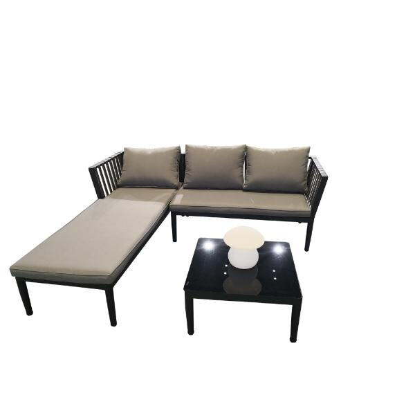 Luo lämminhenkinen istumapaikka kaarevan sohvan avulla ulkotilaasi