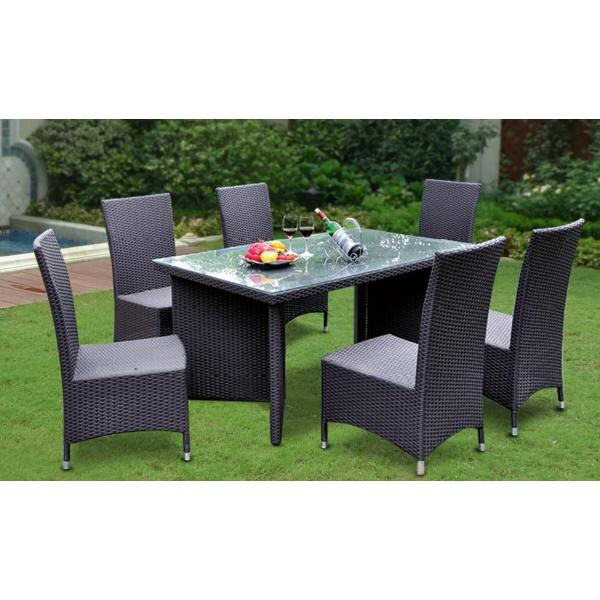 Porta stile e funzionalità sul tuo patio con un tavolo da giardino con ombrello