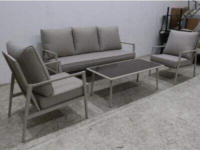 Prečo hliníkové terasové stoličky prevyšujú tradičné materiály