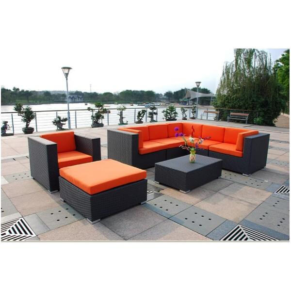 अपने गार्डन में छाता के साथ अपने पौधों और फर्नीचर की रक्षा करना