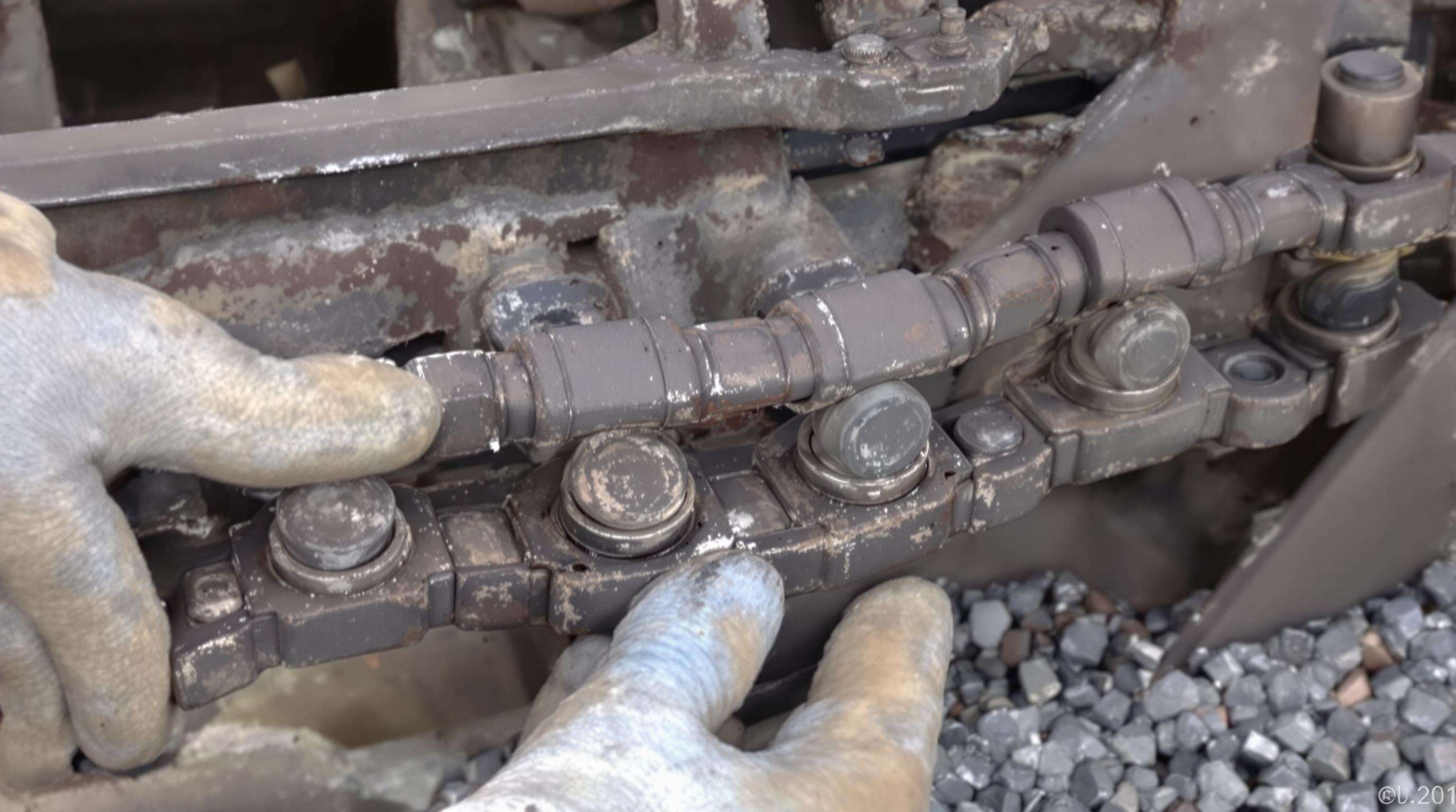 Inspection of worn track chain link plates and bushings for damage