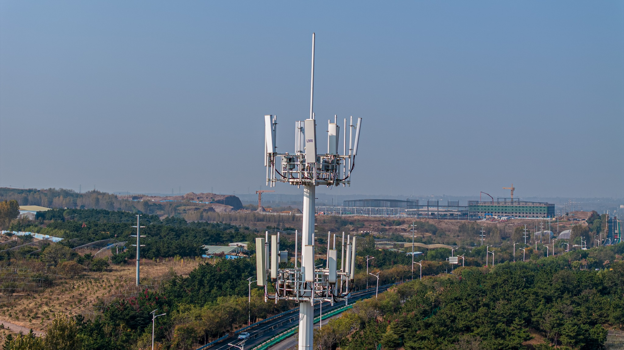 La carga de la antena en una torre monopolo puede influir significativamente en el diseño de la torre de las siguientes maneras